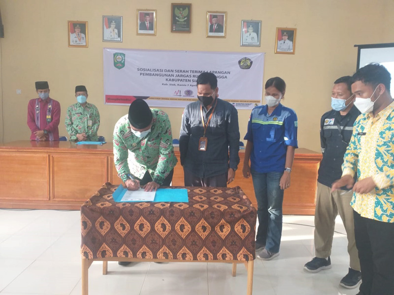 Bupati Siak Alfedri menandatangani serah terima lapangan pembangunan jaringan gas bumi untuk rumah tangga di Kampung Pinang Sebatang Timur Kecamatan Tualang, Kabupaten Siak, Kamis (7/4/2022)